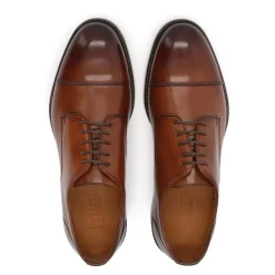 Brune sko med overlappende tæer