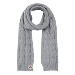 Grå dekorativt strikket tørklæde