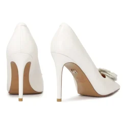Hvide læderpumps med glitrende blomst