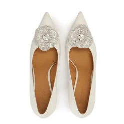 Hvide læderpumps med glitrende blomst