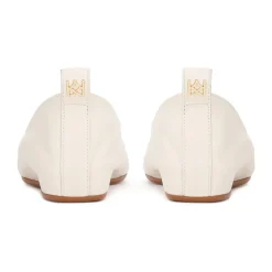 Kazar Off white ballerinaer med guldfarvet monogram
