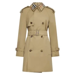 Kort trenchcoat med ternede detaljer