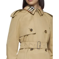 Kort trenchcoat med ternede detaljer