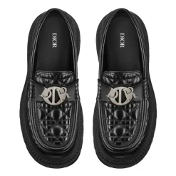 Luksuriøse læderloafers med charme spænde