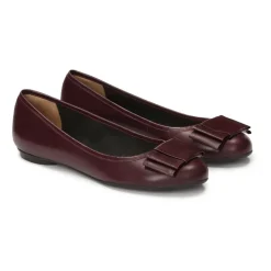 Maroon ballerinaer med en sløjfe