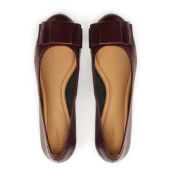 Maroon ballerinaer med en sløjfe