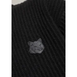 Ribstrikket sweater med logo