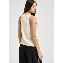 Skinnende satinbluse