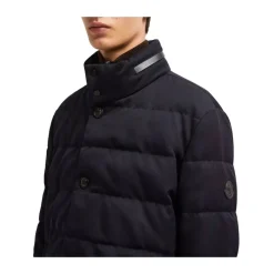 Sofistikeret uldfrakke med skjult hætte