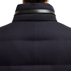 Sofistikeret uldfrakke med skjult hætte