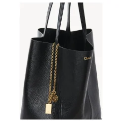 Sort læderhåndtaske med kædehanke