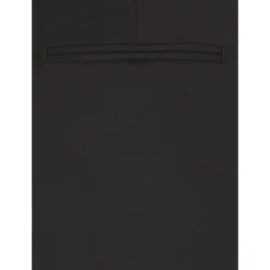 Sort ulddragt med ikonisk nål