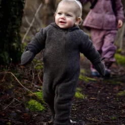 Ulddragt i mørkebrun